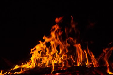 alevler siyah arkaplanda