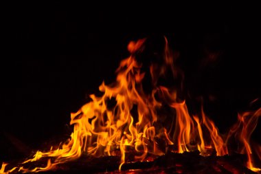 alevler siyah arkaplanda