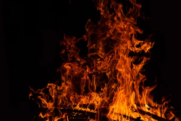 Vuur vlammen op zwarte achtergrond — Stockfoto