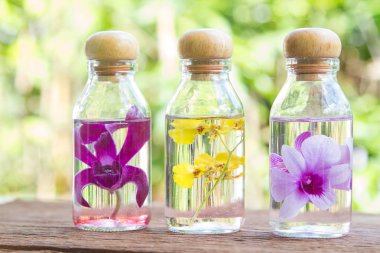 Orkide çiçek doğa arka plan üzerinde cam şişelerde