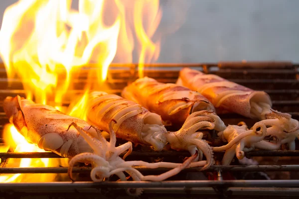 Масло свежего кальмара на горящем гриле — стоковое фото