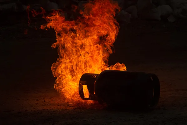 Potente explosión de gas con llama de fuego sobre fondo negro —  Fotos de Stock