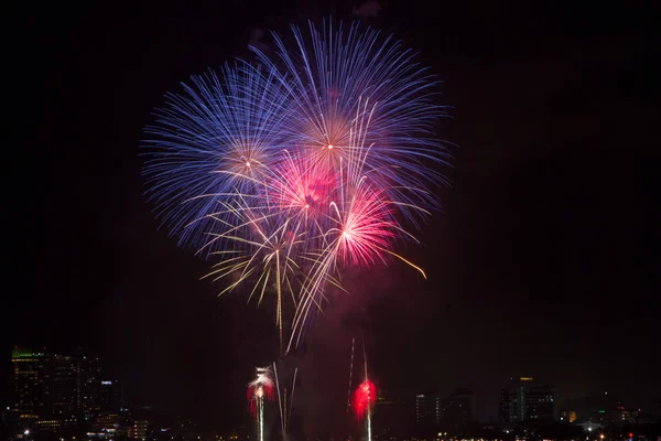 Fogos de artifício coloridos sobre céu noturno, linhas de fogo de artifício vermelho em preto b — Fotografia de Stock