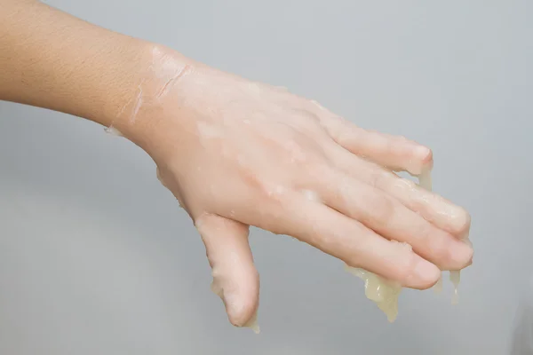 Baño de manos de mujer en parafina o cera, spa de manos y uñas — Foto de Stock