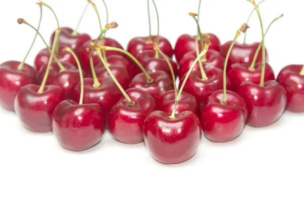 Cereza madura dulce sobre fondo blanco — Foto de Stock