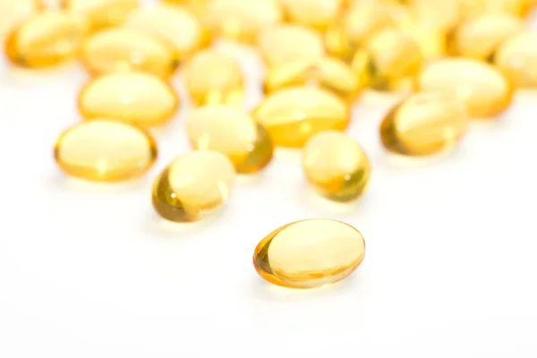 Beyaz arka plan üzerinde izole jel kapsül omega 3 balık yağı — Stok fotoğraf