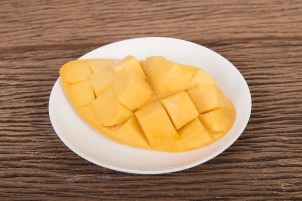 Mango-Scheibe auf Holzgrund — Stockfoto