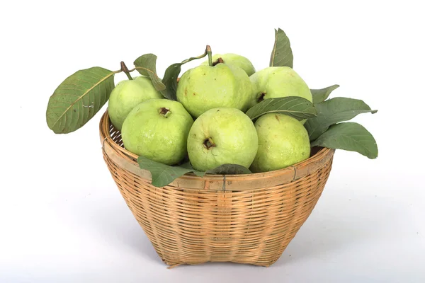 Fruta de guayaba verde fresca en la cesta —  Fotos de Stock