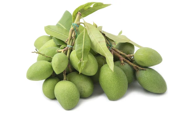 Čerstvé zelené mango na bílém pozadí — Stock fotografie