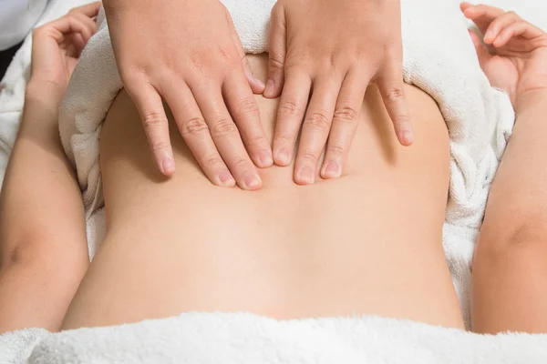 Primer plano hermosa mujer asiática teniendo profundo masaje — Foto de Stock