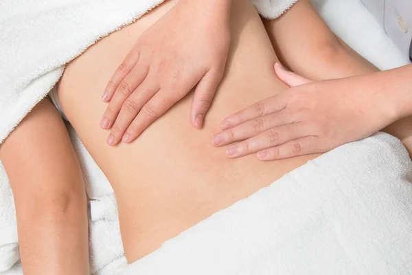 Närbild vacker asiatisk kvinna att ha djup massage — Stockfoto