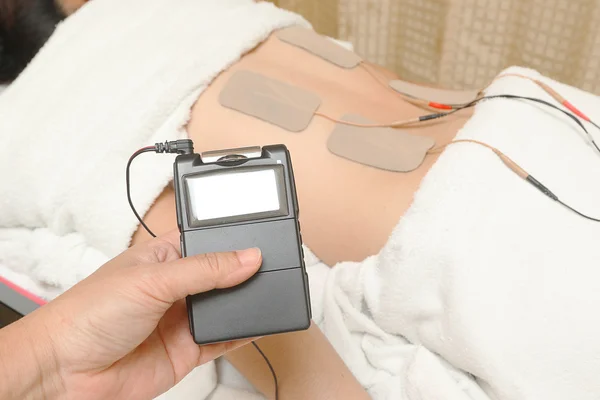 Terapia TENs, Eletrodos do dispositivo dezenas no músculo traseiro — Fotografia de Stock