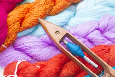 renkli ham iplik ve bobin ahşap 