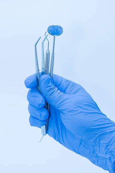 Стоматологические инструменты на синем фоне — стоковое фото