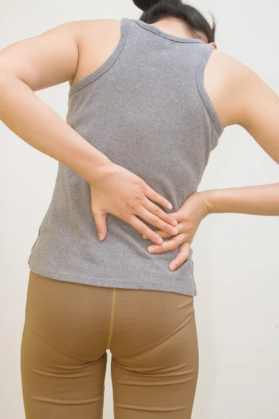 Attraktive Frau leidet unter Rückenschmerzen — Stockfoto