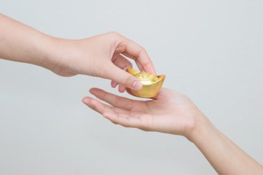 Altın külçe birine Çin yeni yılı celebrat için veren el