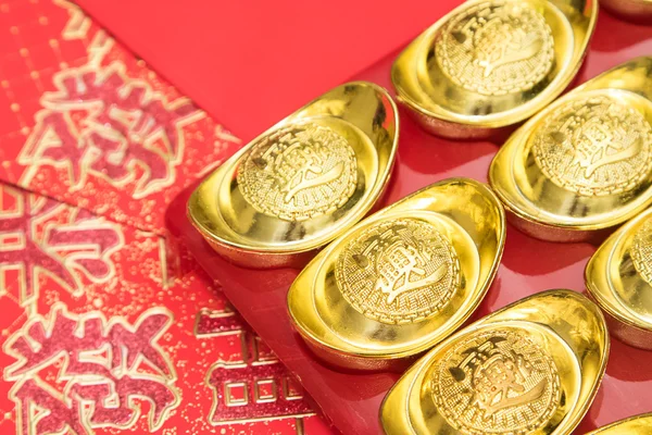 Gold ingots on red envelope of China in the Chinese New Year fes — Stock Photo, Image