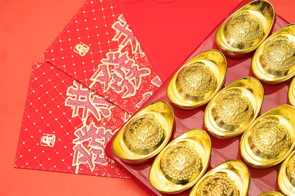 Lingotes de ouro no envelope vermelho da China no ano novo chinês fes — Fotografia de Stock