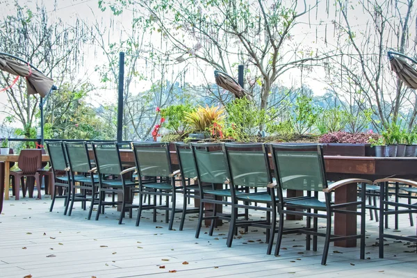 Imagen de la puerta exterior Terraza salón restaurante con jardín verde — Foto de Stock