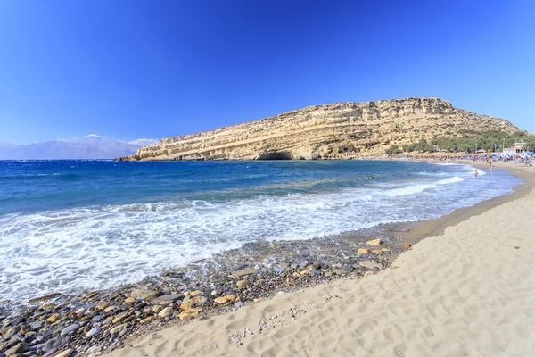 Matala beach na ostrově Kréta. Řecko. — Stock fotografie