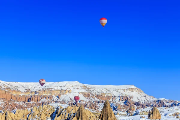 山を越え空飛ぶ風船。Capadocia。トルコ. — ストック写真