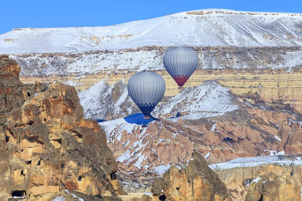 Due palloncini su uno sfondo di montagne di Capadocia. Turchia . — Foto Stock