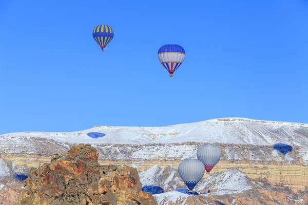 Palloncini che sorvolano le montagne. Capadocia. Turchia . — Foto Stock