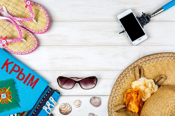 Blick Auf Flip Flops Muscheln Hut Telefon Sonnenbrille Reisetasche Mit — Stockfoto