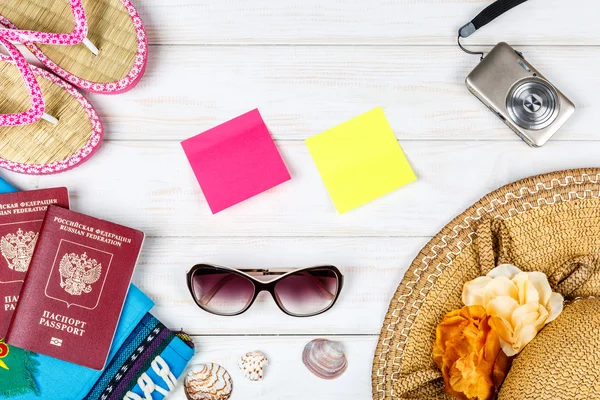 Accesorios para viajar sobre fondo blanco de madera . —  Fotos de Stock