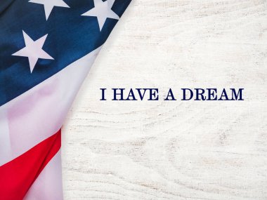 Üzerinde Amerikan Bayrağı resmi olan güzel bir tebrik kartı. Dokulu ahşap yüzey. Yakın çekim, yukarıdan görüş. Ailen, akrabaların, arkadaşların ve meslektaşların için tebrikler.