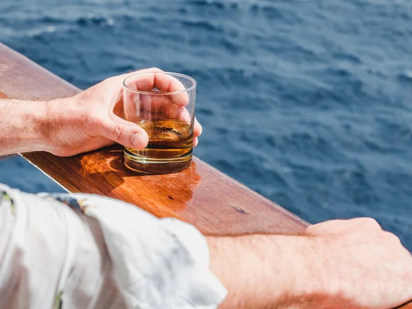 Modische Mann Hält Ein Schönes Glas Auf Dem Offenen Deck — Stockfoto