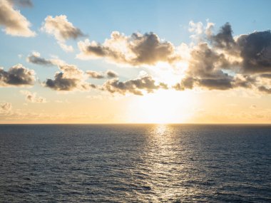 Akşam deniz manzarasının güzel bir fotoğrafı. Boş zaman ve seyahat kavramı