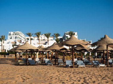 Güzel boş kumsal. Yakın plan, yan görüş. Tatil ve Seyahat Konsepti