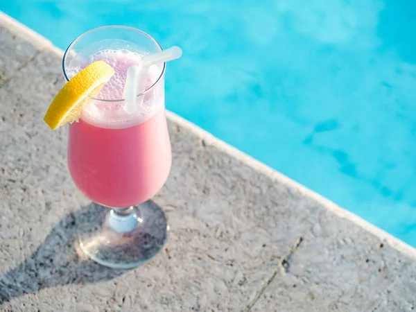 Glas Mit Einem Schönen Milchshake Auf Dem Hintergrund Des Pools — Stockfoto