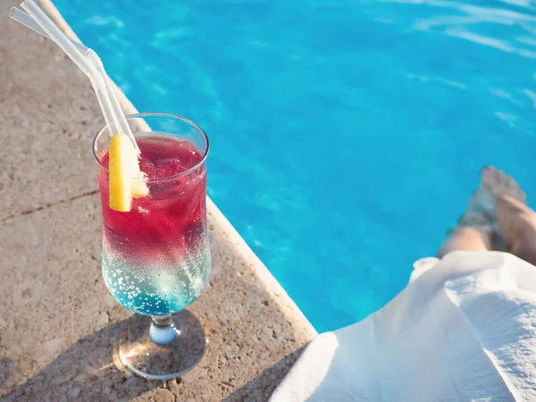 美丽的玻璃杯 在游泳池的背景上配上鸡尾酒 从上面看 休闲和旅行的概念 — 图库照片
