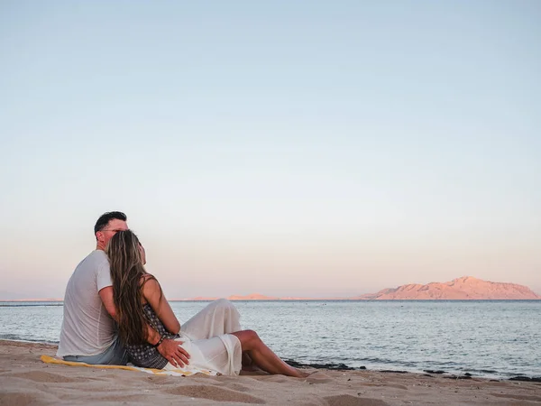 Hombre Guapo Mujer Linda Sentado Playa Con Fondo Del Mar —  Fotos de Stock