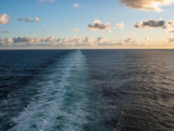 Cruise Ship Trail Sea Surface Outdoors View Vacation Travel Concept — Stock Photo, Image