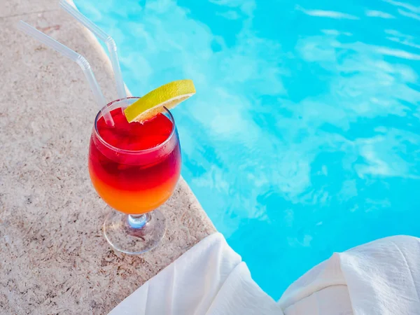 Beau Verre Avec Cocktail Sur Fond Piscine Vue Haut Gros Photos De Stock Libres De Droits