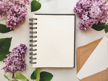 Kutlama mesajın için boş not defteri kağıdı. Yakından bak, yukarıdan bak. İnsan yok. Tatil hazırlığı kavramı. Akrabalar, arkadaşlar ve meslektaşlar için tebrikler.