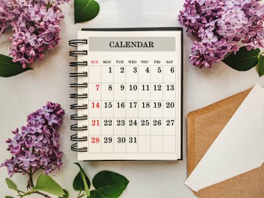 Kutlama mesajın için boş not defteri kağıdı. Yakından bak, yukarıdan bak. İnsan yok. Tatil hazırlığı kavramı. Akrabalar, arkadaşlar ve meslektaşlar için tebrikler.