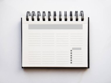 Boş not defteri sayfası ve tebrik mesajın için takvim. Yakın çekim, üst görüş. İnsan yok. Tatil hazırlığı kavramı. Akrabalar, arkadaşlar ve meslektaşlar için tebrikler.