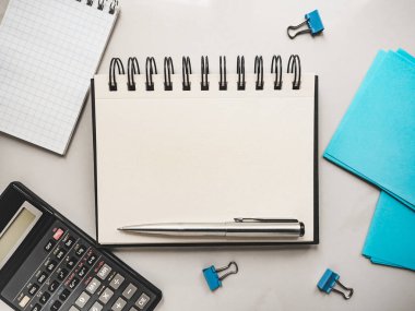 Tebrik mesajın için boş not defteri sayfası. Yakından bak, yukarıdan bak. İnsan yok. Tatil hazırlığı kavramı. Akrabalar, arkadaşlar ve meslektaşlar için tebrikler.