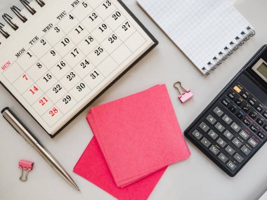 Tebrik mesajın için boş not defteri sayfası. Yakından bak, yukarıdan bak. İnsan yok. Tatil hazırlığı kavramı. Akrabalar, arkadaşlar ve meslektaşlar için tebrikler.