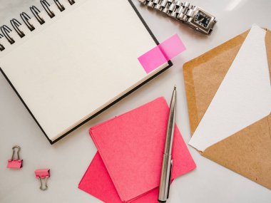 Tebrik mesajın için boş not defteri sayfası. Yakından bak, yukarıdan bak. İnsan yok. Tatil hazırlığı kavramı. Akrabalar, arkadaşlar ve meslektaşlar için tebrikler.