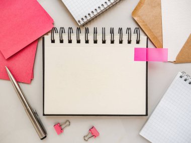 Tebrik mesajın için boş not defteri sayfası. Yakından bak, yukarıdan bak. İnsan yok. Tatil hazırlığı kavramı. Akrabalar, arkadaşlar ve meslektaşlar için tebrikler.