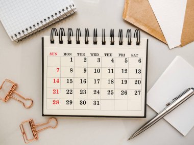 Tebrik mesajın için boş not defteri sayfası. Yakından bak, yukarıdan bak. İnsan yok. Tatil hazırlığı kavramı. Akrabalar, arkadaşlar ve meslektaşlar için tebrikler.