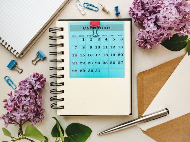 Tebrik mesajın için boş not defteri sayfası. Yakından bak, yukarıdan bak. İnsan yok. Tatil hazırlığı kavramı. Akrabalar, arkadaşlar ve meslektaşlar için tebrikler.