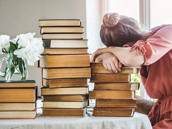 Şirin Genç Bir Kadın Klasik Kitaplar Yakın Plan Izole Edilmiş — Stok fotoğraf