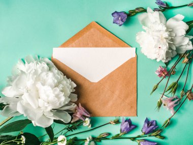 Parlak çiçekler ve tebrik mesajın için bir yer. Yakından bak, yukarıdan bak. İnsan yok. Tatil hazırlığı kavramı. Akrabalar, arkadaşlar ve meslektaşlar için tebrikler.