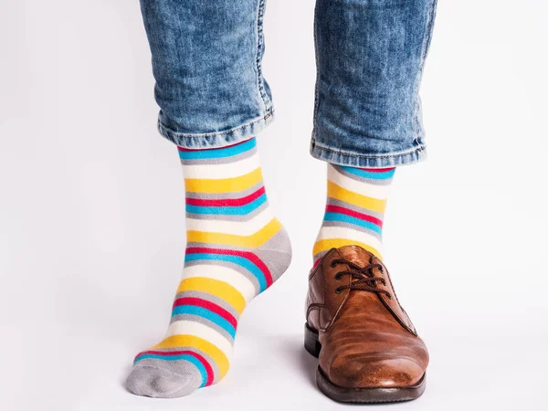 Ανδρικά Πόδια Μοντέρνα Παπούτσια Και Φωτεινές Κάλτσες Κοντινό Πλάνο Στυλ — Φωτογραφία Αρχείου